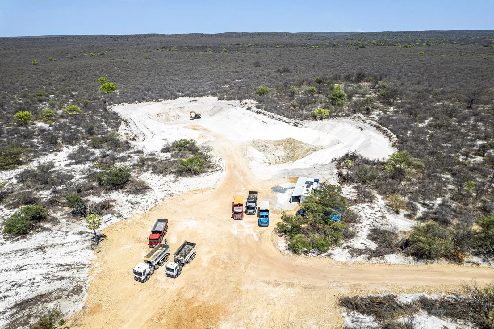 Vista aérea do Areial Fazenda Nova com caminhões, máquinas e montes de areia