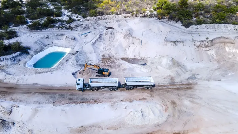 Caminhão, máquina e água na área do areial — Areial Fazenda Nova, Xique-Xique – BA