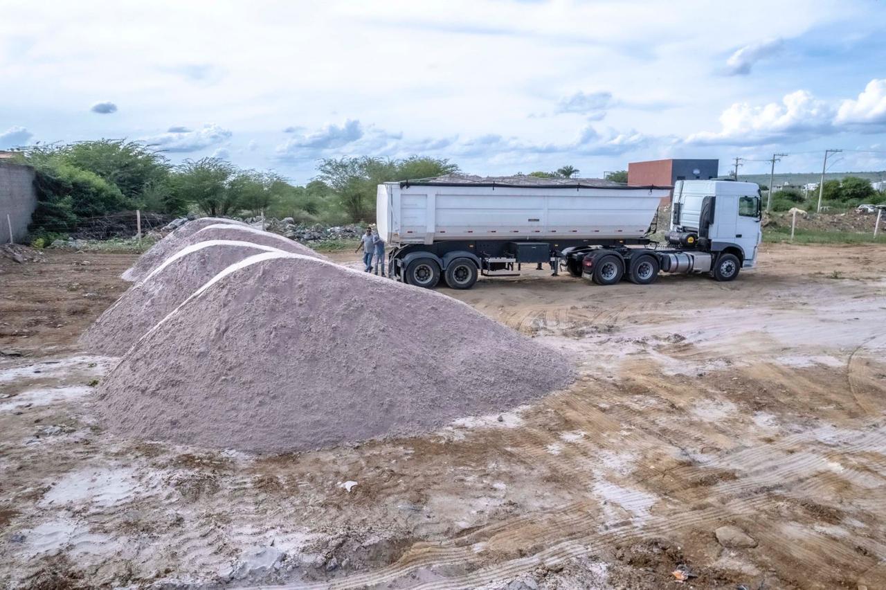 Montes de areia grossa prontos para retirada no local