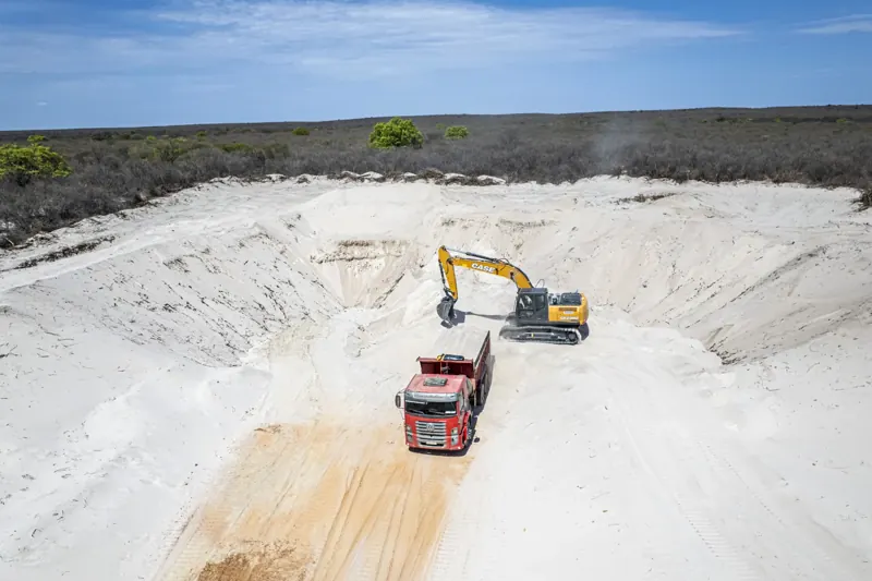 Escavadeira e caminhão entre os montes de areia — Areial Fazenda Nova, Xique-Xique – BA